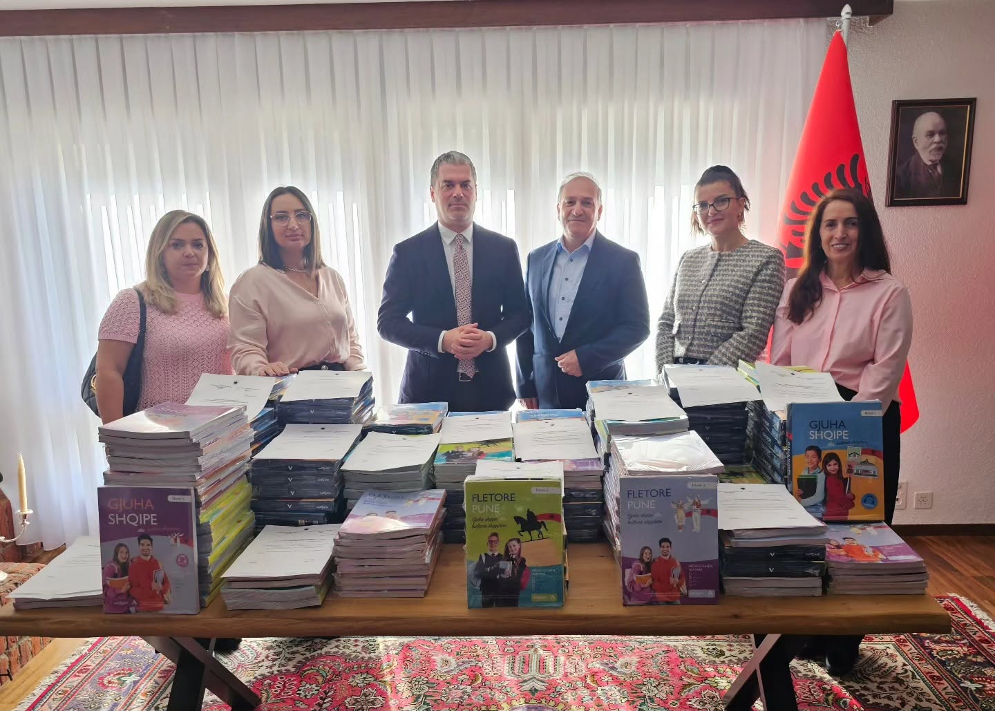 Ambasada e Shqipërisë shpërndan libra për nxënësit shqiptarë në Zvicër