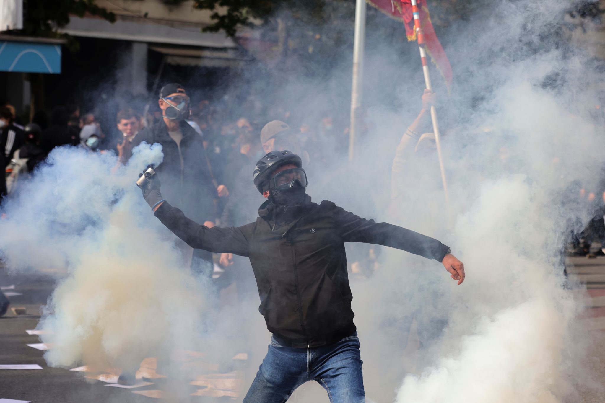 OVL e UÇK së kundër keqpërdorimit të flamurit të UÇK së në akte vandalizmi në Tiranë